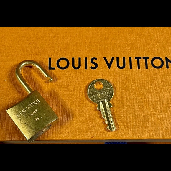 ÉCU Louis Vuitton Solid Brass Padlock and Key. #210 - Picture 2 of 5